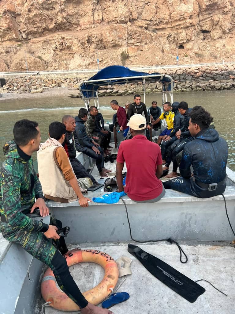 برعاية محافظ حضرموت رئيس اللجنة الأمنية .. خفر السواحل تدشن بالمكلا دورة تدريبية متقدمة في الغوص والإنقاذ البحري لعدد من أبناء وادي حضرموت برعاية محافظ حضرموت رئيس اللجنة الأمنية .. خفر السواحل تدشن بالمكلا دورة تدريبية متقدمة في الغوص والإنقاذ البحري لعدد من أبناء وادي حضرموت