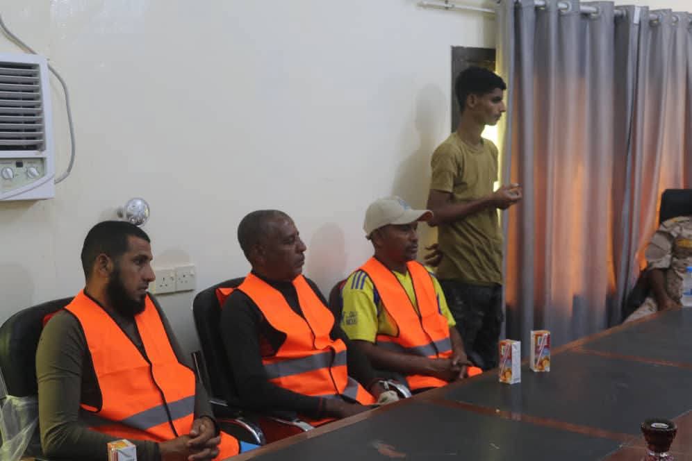 برعاية محافظ حضرموت رئيس اللجنة الأمنية .. خفر السواحل تدشن بالمكلا دورة تدريبية متقدمة في الغوص والإنقاذ البحري لعدد من أبناء وادي حضرموت برعاية محافظ حضرموت رئيس اللجنة الأمنية .. خفر السواحل تدشن بالمكلا دورة تدريبية متقدمة في الغوص والإنقاذ البحري لعدد من أبناء وادي حضرموت