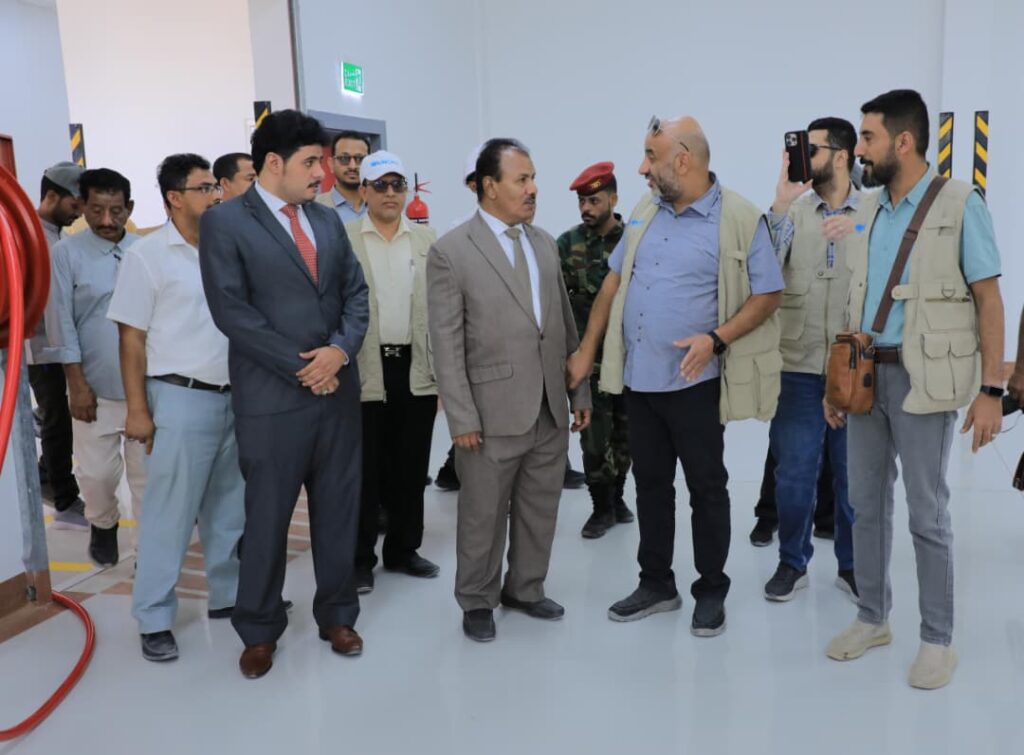 الوكيل العامري يشهد استلام مخازن الأدوية واللقاحات بوادي حضرموت بعد اعادة تأهيلها الوكيل العامري يشهد استلام مخازن الأدوية واللقاحات بوادي حضرموت بعد اعادة تأهيلها