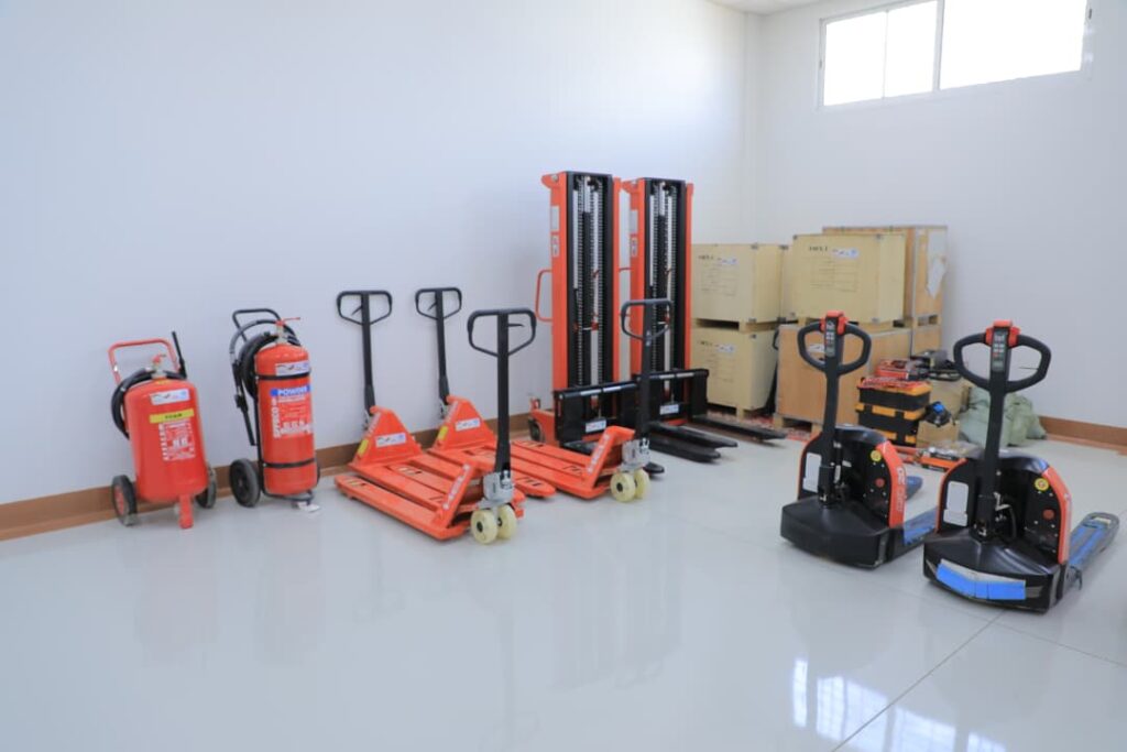 الوكيل العامري يشهد استلام مخازن الأدوية واللقاحات بوادي حضرموت بعد اعادة تأهيلها الوكيل العامري يشهد استلام مخازن الأدوية واللقاحات بوادي حضرموت بعد اعادة تأهيلها