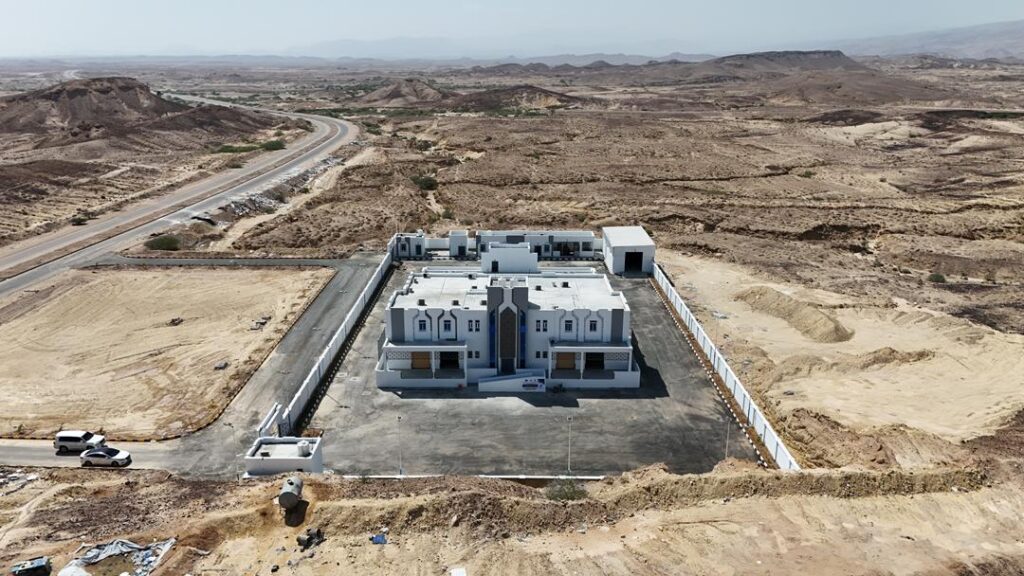 محافظ حضرموت وسفير الاتحاد الأوروبي يفتتحان مركز الصادرات السمكية بالمحافظة محافظ حضرموت وسفير الاتحاد الأوروبي يفتتحان مركز الصادرات السمكية بالمحافظة