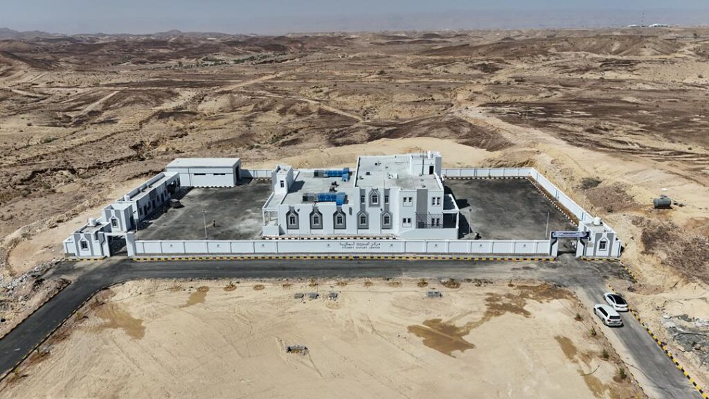 محافظ حضرموت وسفير الاتحاد الأوروبي يفتتحان مركز الصادرات السمكية بالمحافظة محافظ حضرموت وسفير الاتحاد الأوروبي يفتتحان مركز الصادرات السمكية بالمحافظة