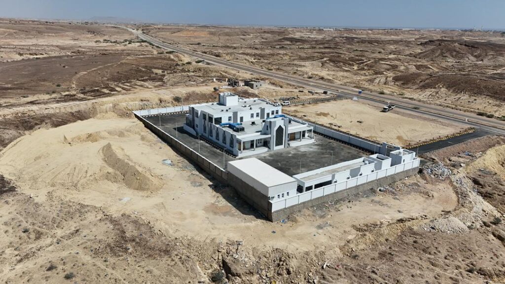 محافظ حضرموت وسفير الاتحاد الأوروبي يفتتحان مركز الصادرات السمكية بالمحافظة محافظ حضرموت وسفير الاتحاد الأوروبي يفتتحان مركز الصادرات السمكية بالمحافظة