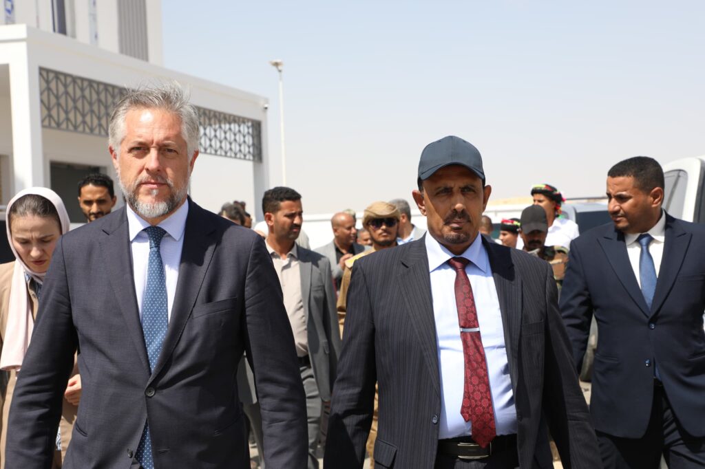 محافظ حضرموت وسفير الاتحاد الأوروبي يفتتحان مركز الصادرات السمكية بالمحافظة محافظ حضرموت وسفير الاتحاد الأوروبي يفتتحان مركز الصادرات السمكية بالمحافظة