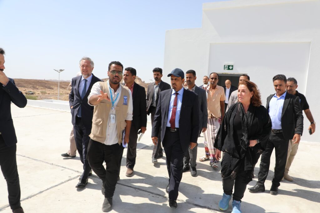 محافظ حضرموت وسفير الاتحاد الأوروبي يفتتحان مركز الصادرات السمكية بالمحافظة محافظ حضرموت وسفير الاتحاد الأوروبي يفتتحان مركز الصادرات السمكية بالمحافظة