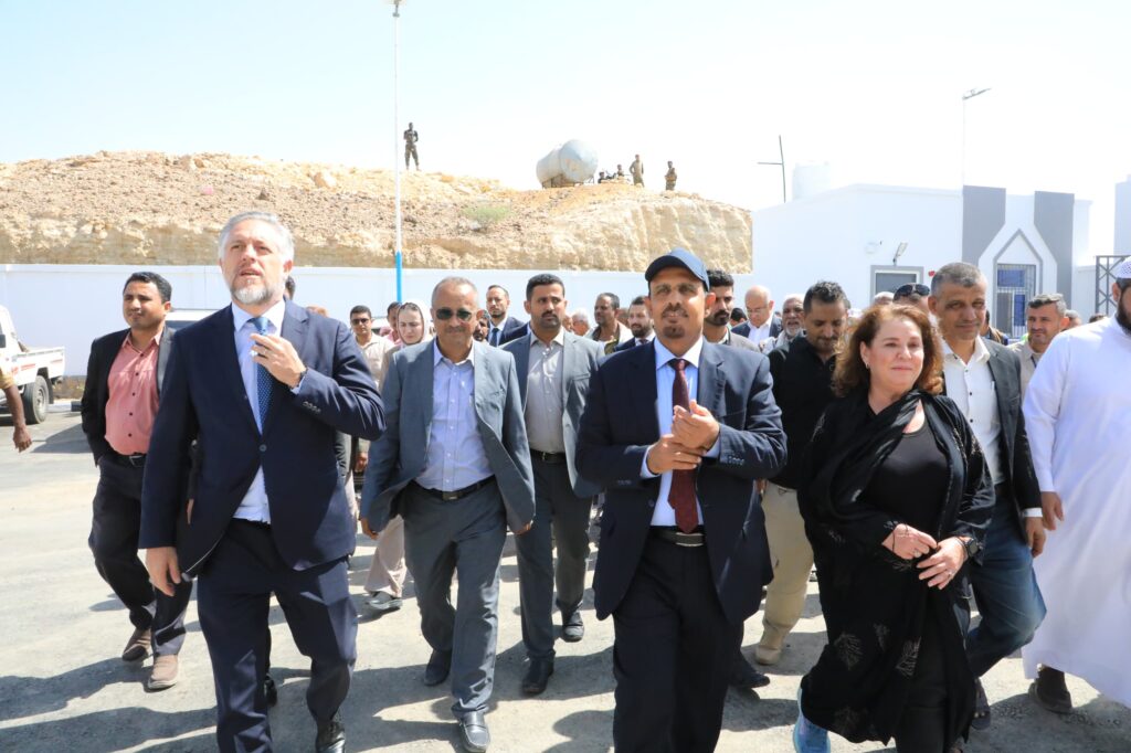 محافظ حضرموت وسفير الاتحاد الأوروبي يفتتحان مركز الصادرات السمكية بالمحافظة محافظ حضرموت وسفير الاتحاد الأوروبي يفتتحان مركز الصادرات السمكية بالمحافظة