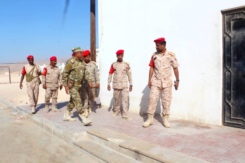 العقيد فاضل الجهوري يزور مقر الشرطة العسكرية بالمكلا ويلقي محاضرة توعوية حول الانضباط العسكري العقيد فاضل الجهوري يزور مقر الشرطة العسكرية بالمكلا ويلقي محاضرة توعوية حول الانضباط العسكري
