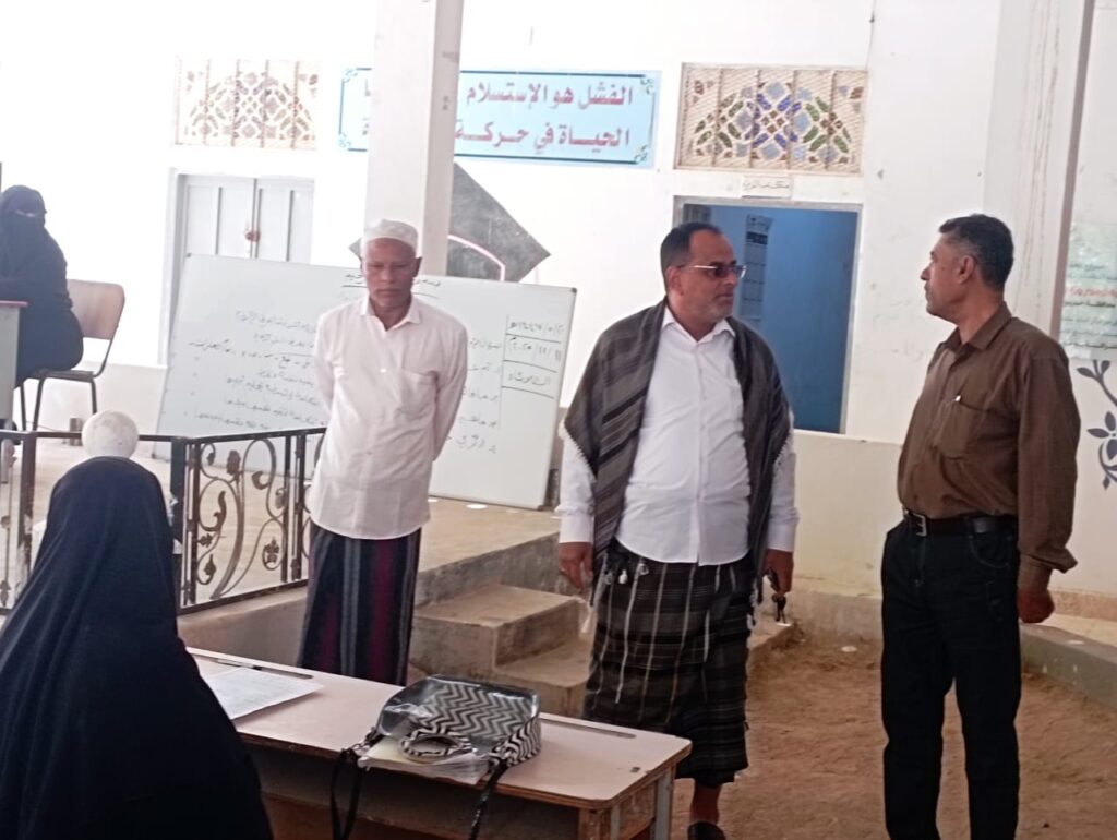 مدير عام محو الأمية بالوادي والصحراء يتفقد سير الامتحانات الفصلية بمراكز محو الأمية بمنطقة الغرفة وضواحيها. مدير عام محو الأمية بالوادي والصحراء يتفقد سير الامتحانات الفصلية بمراكز محو الأمية بمنطقة الغرفة وضواحيها.