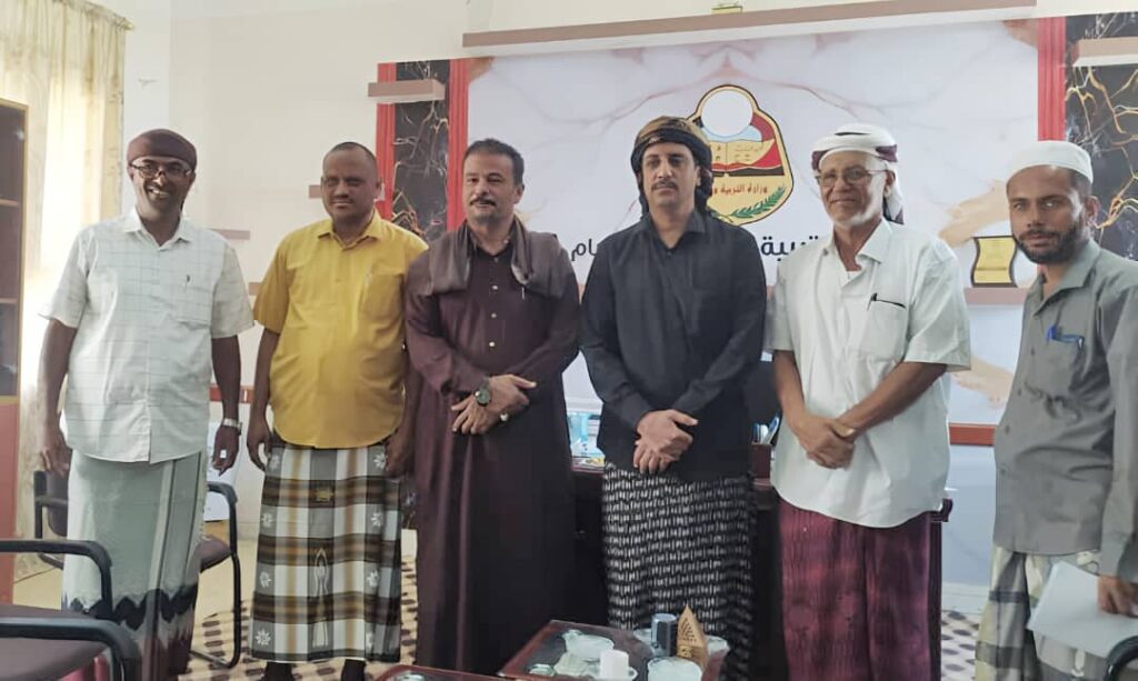 الاستلام والتسليم بين المديرين السلف والخلف لمكتب إدارة التربية والتعليم بمديرية شبام الاستلام والتسليم بين المديرين السلف والخلف لمكتب إدارة التربية والتعليم بمديرية شبام