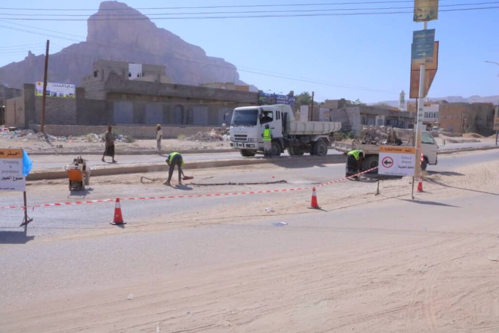 مدير عام سيئون يتفقد سير أعمال صيانة وترميم الحفريات الإسفلتية بعدد من شوارع المدينة. مدير عام سيئون يتفقد سير أعمال صيانة وترميم الحفريات الإسفلتية بعدد من شوارع المدينة.