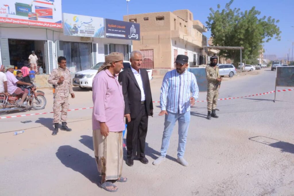 مدير عام سيئون يتفقد سير أعمال صيانة وترميم الحفريات الإسفلتية بعدد من شوارع المدينة. مدير عام سيئون يتفقد سير أعمال صيانة وترميم الحفريات الإسفلتية بعدد من شوارع المدينة.