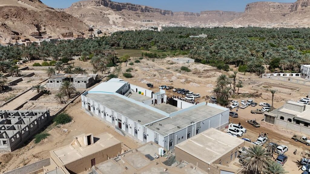 محافظ حضرموت يفتتح "مركز الصادرات الزراعية" بتريم لتعزيز الصادرات وتحسين سبل عيش أكثر من 27 ألف مزارع و1000 مُصدّر محلي محافظ حضرموت يفتتح "مركز الصادرات الزراعية" بتريم لتعزيز الصادرات وتحسين سبل عيش أكثر من 27 ألف مزارع و1000 مُصدّر محلي