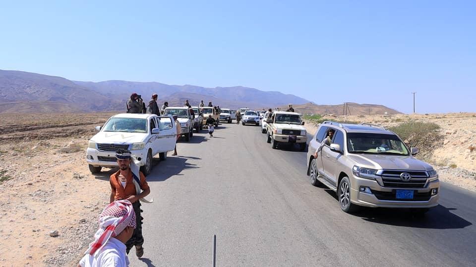 المهرة: تشييع جثمان الطفل همّام الجرادي بعد تدخل وساطة قبلية وتقديمها خمس رهائن ورفع مخيم الاعتصام المهرة: تشييع جثمان الطفل همّام الجرادي بعد تدخل وساطة قبلية وتقديمها خمس رهائن ورفع مخيم الاعتصام