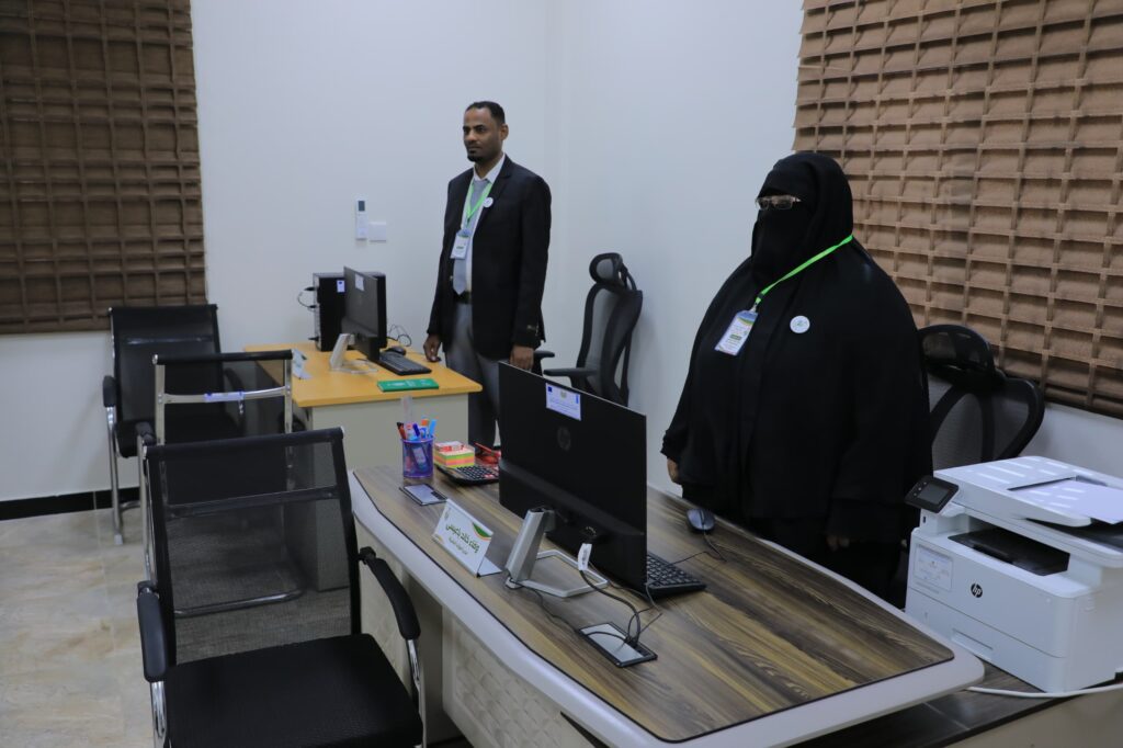 محافظ حضرموت يضع حجر الأساس لعدد من المشاريع الخدمية والتنموية بمديرية تريم محافظ حضرموت يضع حجر الأساس لعدد من المشاريع الخدمية والتنموية بمديرية تريم