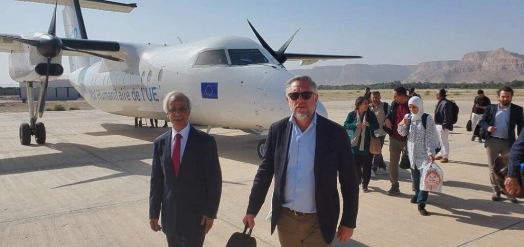 السفير صالح سالمين البحسني يستقبل سفير الاتحاد الأوروبي والوفد المرافق له في مطار سيئون بعد اختتام زيارتهم لمدينة المكلا السفير صالح سالمين البحسني يستقبل سفير الاتحاد الأوروبي والوفد المرافق له في مطار سيئون بعد اختتام زيارتهم لمدينة المكلا