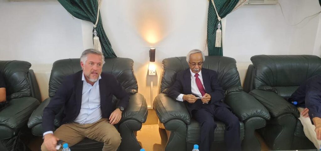 السفير صالح سالمين البحسني يستقبل سفير الاتحاد الأوروبي والوفد المرافق له في مطار سيئون بعد اختتام زيارتهم لمدينة المكلا السفير صالح سالمين البحسني يستقبل سفير الاتحاد الأوروبي والوفد المرافق له في مطار سيئون بعد اختتام زيارتهم لمدينة المكلا