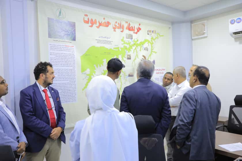 الوكيل العامري ووفد الاتحاد الأوروبي وبرنامج الأمم المتحدة الإنمائي يتفقدون غرفة نظام الإنذار المبكر لحماية مدينة شبام من الكوارث وناقشوا إمكانية توسيع نطاق عملها الوكيل العامري ووفد الاتحاد الأوروبي وبرنامج الأمم المتحدة الإنمائي يتفقدون غرفة نظام الإنذار المبكر لحماية مدينة شبام من الكوارث وناقشوا إمكانية توسيع نطاق عملها