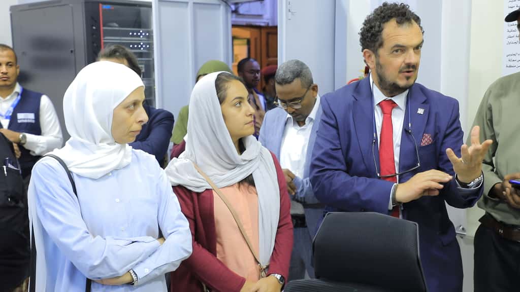 الوكيل العامري ووفد الاتحاد الأوروبي وبرنامج الأمم المتحدة الإنمائي يتفقدون غرفة نظام الإنذار المبكر لحماية مدينة شبام من الكوارث وناقشوا إمكانية توسيع نطاق عملها الوكيل العامري ووفد الاتحاد الأوروبي وبرنامج الأمم المتحدة الإنمائي يتفقدون غرفة نظام الإنذار المبكر لحماية مدينة شبام من الكوارث وناقشوا إمكانية توسيع نطاق عملها