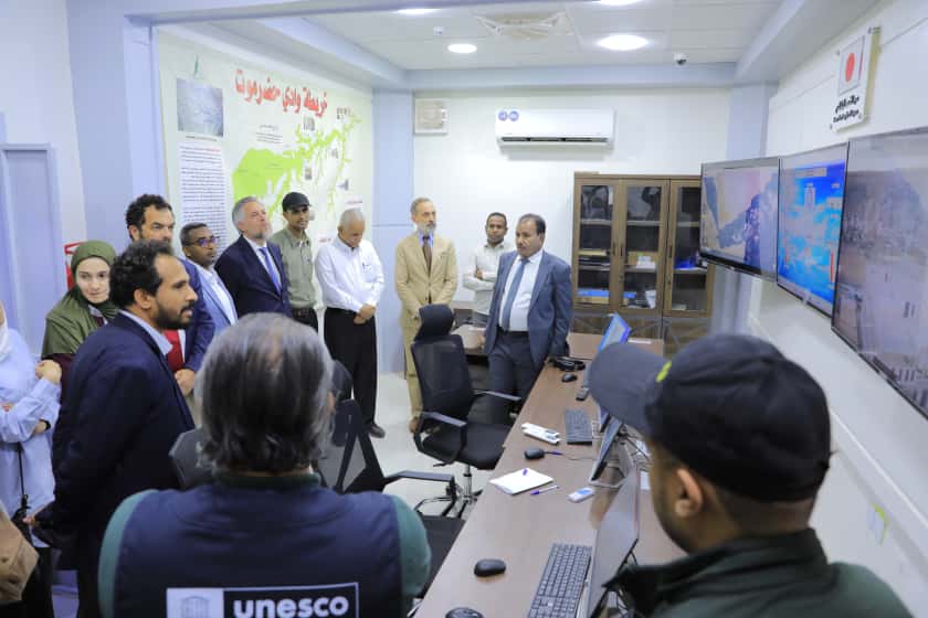 الوكيل العامري ووفد الاتحاد الأوروبي وبرنامج الأمم المتحدة الإنمائي يتفقدون غرفة نظام الإنذار المبكر لحماية مدينة شبام من الكوارث وناقشوا إمكانية توسيع نطاق عملها الوكيل العامري ووفد الاتحاد الأوروبي وبرنامج الأمم المتحدة الإنمائي يتفقدون غرفة نظام الإنذار المبكر لحماية مدينة شبام من الكوارث وناقشوا إمكانية توسيع نطاق عملها