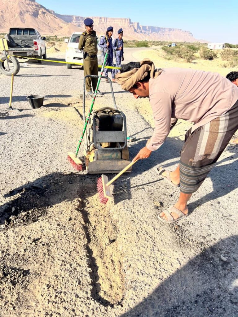 نادي شباب متطوعين بمديرية رخية ينفذ مبادرة ردم الحفريات في الخط العام بالمديرية نادي شباب متطوعين بمديرية رخية ينفذ مبادرة ردم الحفريات في الخط العام بالمديرية