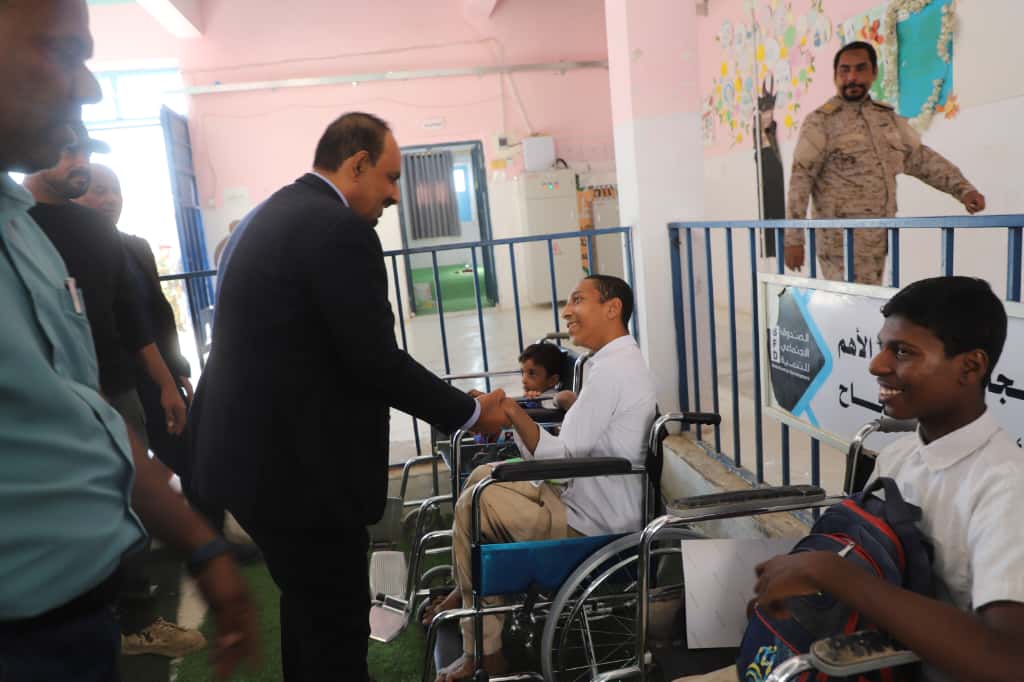 محافظ حضرموت يتفقد "أبناءه من ذوي الهمم" في مدرسة الأمل بتريم ويصدر توجيهات لتعزيز الرعاية بالمدرسة محافظ حضرموت يتفقد "أبناءه من ذوي الهمم" في مدرسة الأمل بتريم ويصدر توجيهات لتعزيز الرعاية بالمدرسة