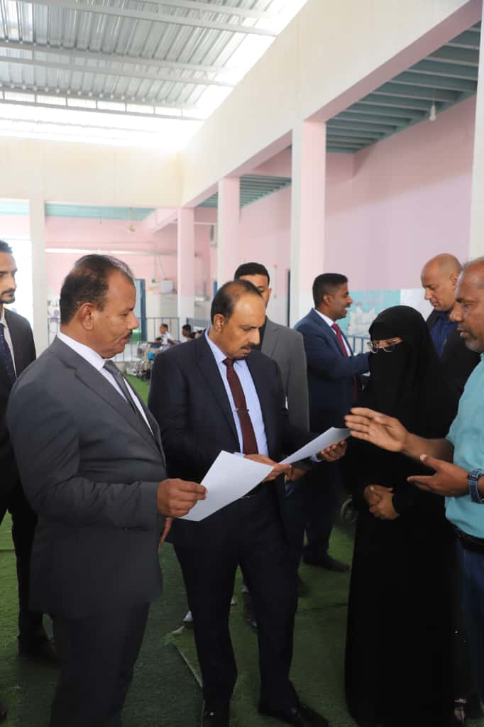 محافظ حضرموت يتفقد "أبناءه من ذوي الهمم" في مدرسة الأمل بتريم ويصدر توجيهات لتعزيز الرعاية بالمدرسة محافظ حضرموت يتفقد "أبناءه من ذوي الهمم" في مدرسة الأمل بتريم ويصدر توجيهات لتعزيز الرعاية بالمدرسة