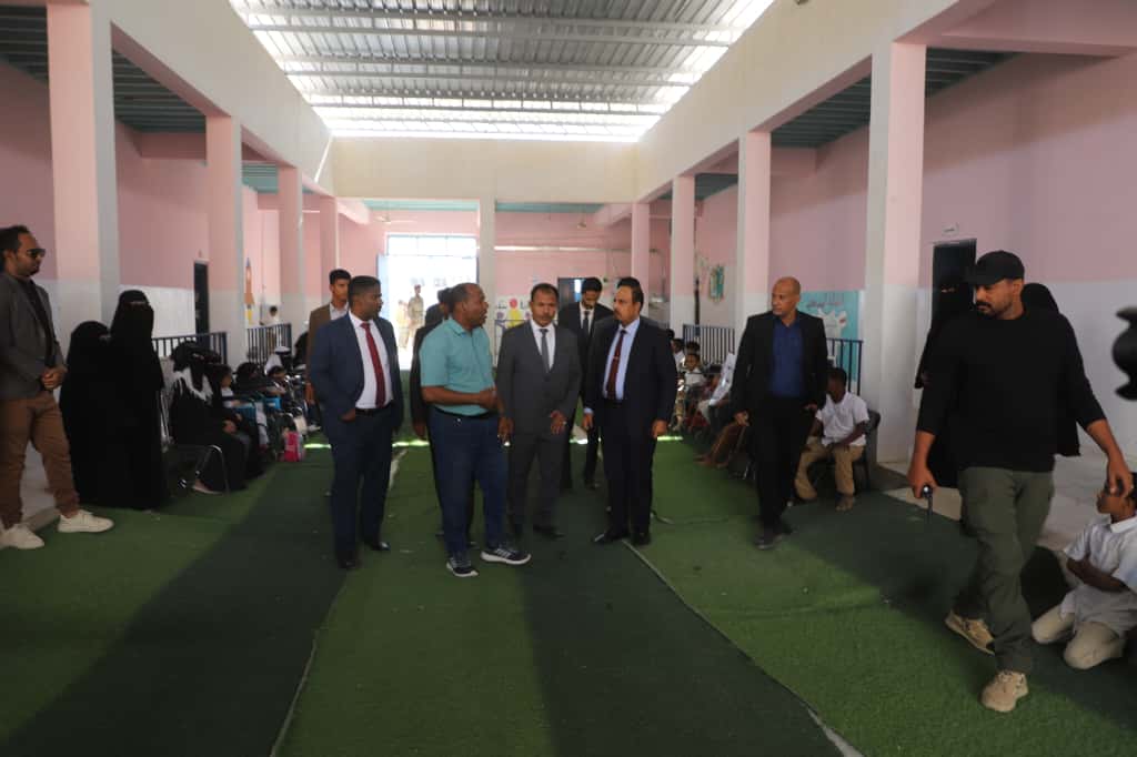 محافظ حضرموت يتفقد "أبناءه من ذوي الهمم" في مدرسة الأمل بتريم ويصدر توجيهات لتعزيز الرعاية بالمدرسة محافظ حضرموت يتفقد "أبناءه من ذوي الهمم" في مدرسة الأمل بتريم ويصدر توجيهات لتعزيز الرعاية بالمدرسة