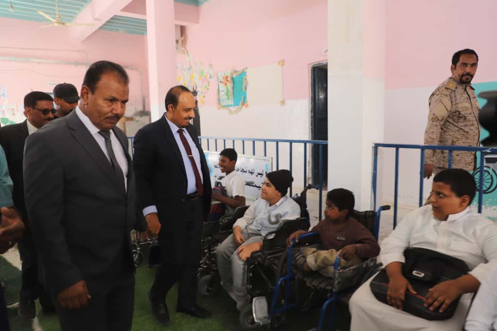 محافظ حضرموت يتفقد "أبناءه من ذوي الهمم" في مدرسة الأمل بتريم ويصدر توجيهات لتعزيز الرعاية بالمدرسة محافظ حضرموت يتفقد "أبناءه من ذوي الهمم" في مدرسة الأمل بتريم ويصدر توجيهات لتعزيز الرعاية بالمدرسة