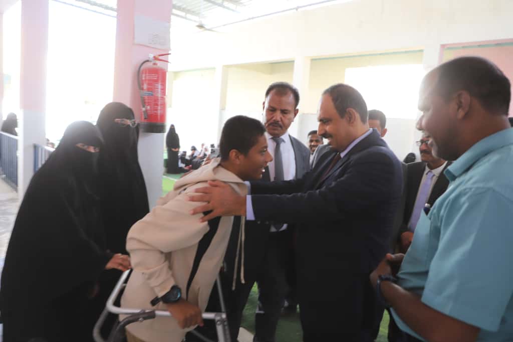 محافظ حضرموت يتفقد "أبناءه من ذوي الهمم" في مدرسة الأمل بتريم ويصدر توجيهات لتعزيز الرعاية بالمدرسة محافظ حضرموت يتفقد "أبناءه من ذوي الهمم" في مدرسة الأمل بتريم ويصدر توجيهات لتعزيز الرعاية بالمدرسة