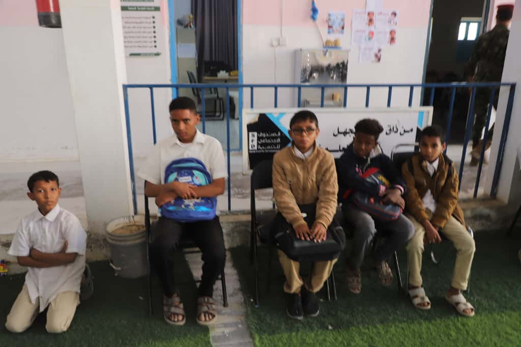 محافظ حضرموت يتفقد "أبناءه من ذوي الهمم" في مدرسة الأمل بتريم ويصدر توجيهات لتعزيز الرعاية بالمدرسة محافظ حضرموت يتفقد "أبناءه من ذوي الهمم" في مدرسة الأمل بتريم ويصدر توجيهات لتعزيز الرعاية بالمدرسة