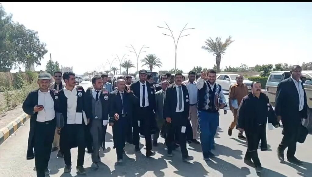 نقابة المحامين بمأرب تتضامن مع الجرحى المعتصمين وتعلن تشكيل فريق قانوني لمساندتهم حتى انتزاع حقوقهم نقابة المحامين بمأرب تتضامن مع الجرحى المعتصمين وتعلن تشكيل فريق قانوني لمساندتهم حتى انتزاع حقوقهم