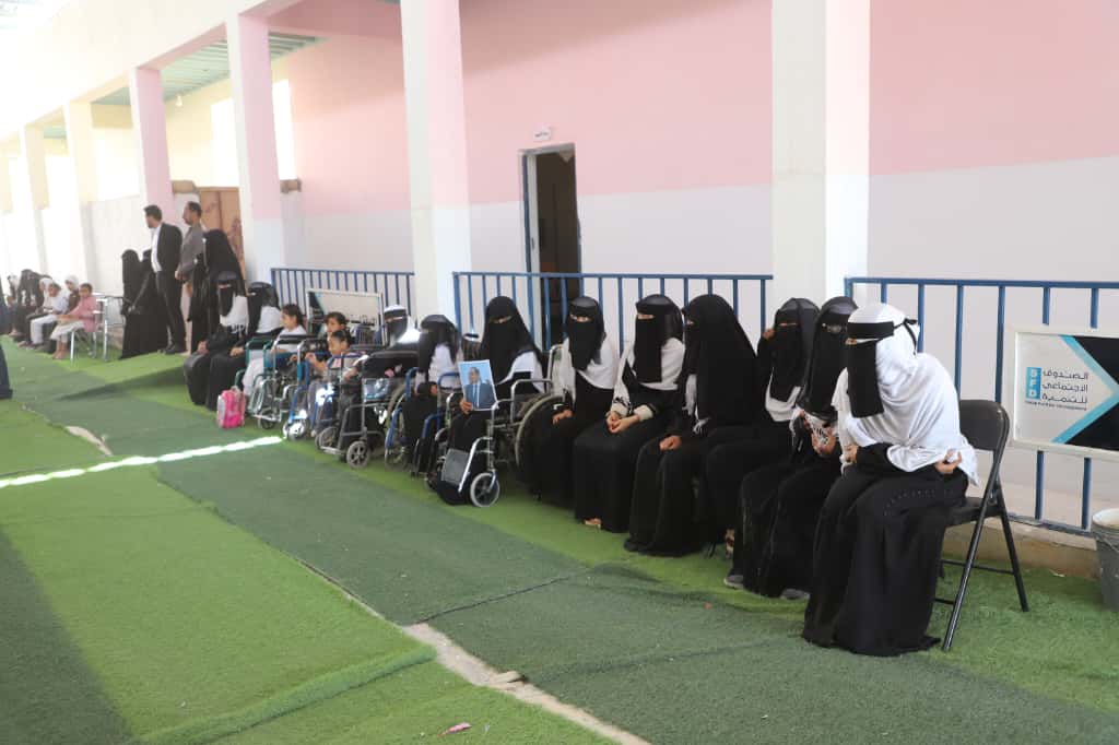 محافظ حضرموت يتفقد "أبناءه من ذوي الهمم" في مدرسة الأمل بتريم ويصدر توجيهات لتعزيز الرعاية بالمدرسة محافظ حضرموت يتفقد "أبناءه من ذوي الهمم" في مدرسة الأمل بتريم ويصدر توجيهات لتعزيز الرعاية بالمدرسة