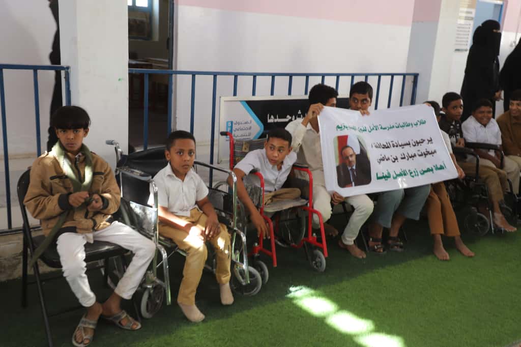 محافظ حضرموت يتفقد "أبناءه من ذوي الهمم" في مدرسة الأمل بتريم ويصدر توجيهات لتعزيز الرعاية بالمدرسة محافظ حضرموت يتفقد "أبناءه من ذوي الهمم" في مدرسة الأمل بتريم ويصدر توجيهات لتعزيز الرعاية بالمدرسة