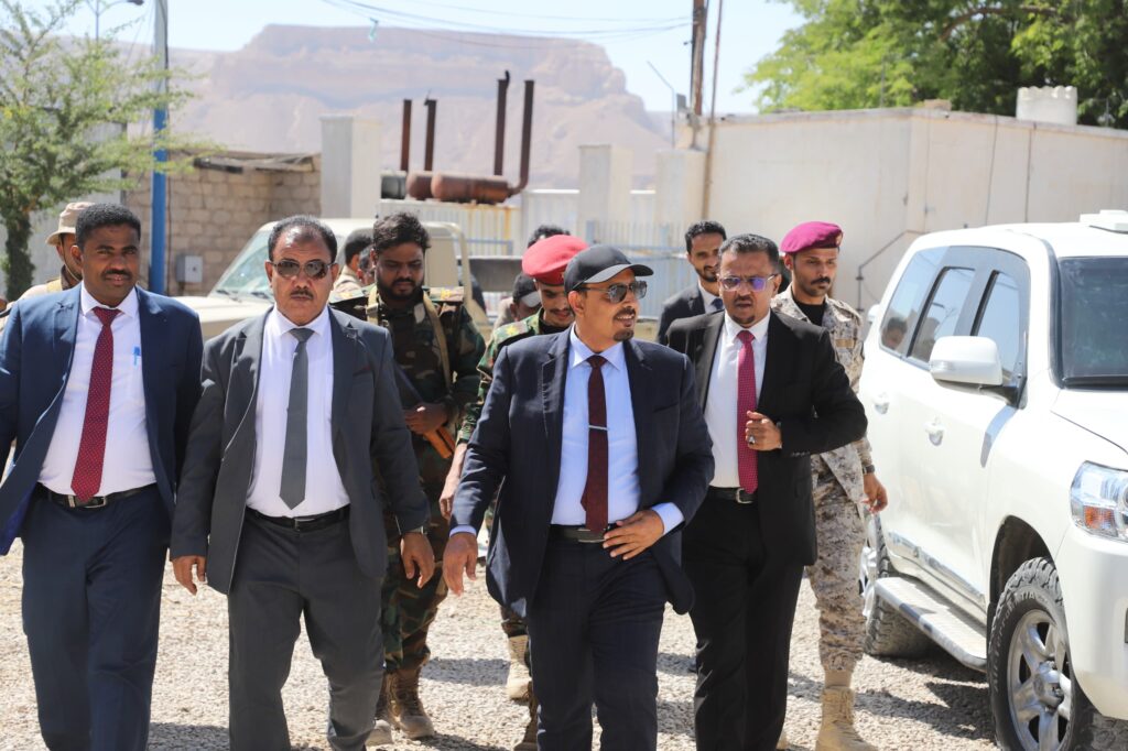 محافظ حضرموت يزيح الستار ويدشن عددًا من مشاريع النقل والتوزيع والتوليد لتعزيز كهرباء وادي وصحراء المحافظة بأكثر من 13مليون دولار بتمويل من السلطة المحلية بالمحافظة محافظ حضرموت يزيح الستار ويدشن عددًا من مشاريع النقل والتوزيع والتوليد لتعزيز كهرباء وادي وصحراء المحافظة بأكثر من 13مليون دولار بتمويل من السلطة المحلية بالمحافظة