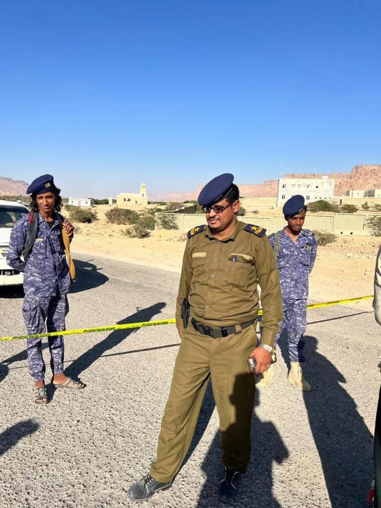 مدير أمن مديرية رخية يشيد بجهود ومبادرة الشباب المتطوعين بمديرية رخية في ردم الحفريات في الخط العام. مدير أمن مديرية رخية يشيد بجهود ومبادرة الشباب المتطوعين بمديرية رخية في ردم الحفريات في الخط العام.