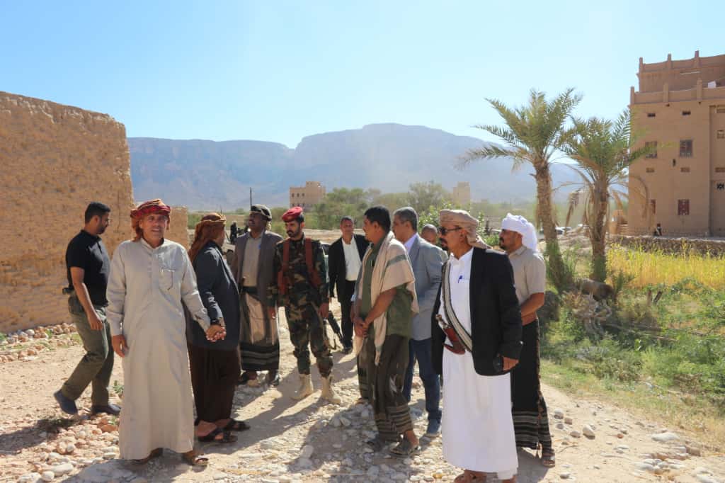 محافظ حضرموت الشيخ مبخوت مبارك بن ماضي يزور مصنعة “العدنة” في صوء بلاد آل طويل بمديرية رخية محافظ حضرموت الشيخ مبخوت مبارك بن ماضي يزور مصنعة “العدنة” في صوء بلاد آل طويل بمديرية رخية