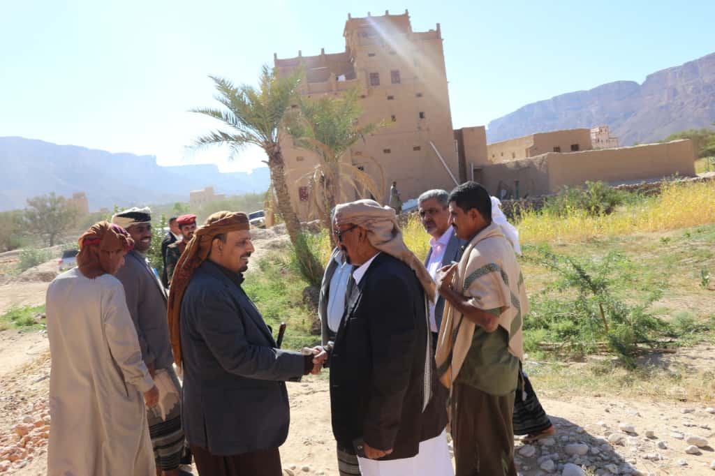 محافظ حضرموت الشيخ مبخوت مبارك بن ماضي يزور مصنعة “العدنة” في صوء بلاد آل طويل بمديرية رخية محافظ حضرموت الشيخ مبخوت مبارك بن ماضي يزور مصنعة “العدنة” في صوء بلاد آل طويل بمديرية رخية