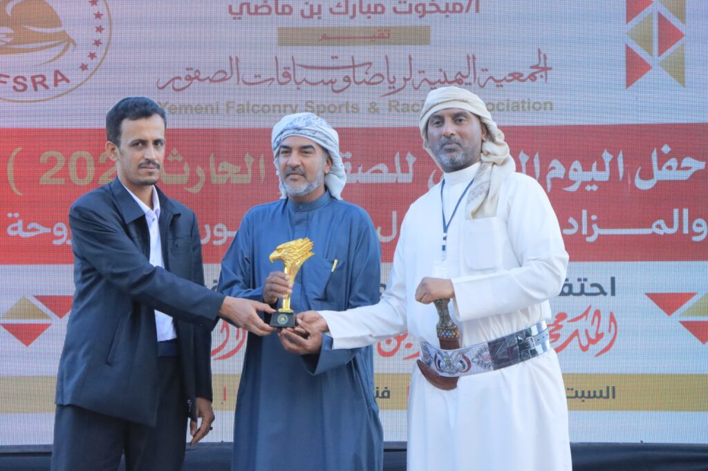 في اليوم العالمي للصقور .. حضرموت تحتضن احتفالية الحارث ٢٠٢٥ وسط حضور رسمي وقبلي واهتمام عربي واسع في اليوم العالمي للصقور .. حضرموت تحتضن احتفالية الحارث ٢٠٢٥ وسط حضور رسمي وقبلي واهتمام عربي واسع