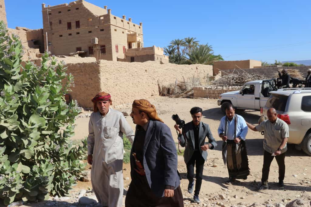 محافظ حضرموت الشيخ مبخوت مبارك بن ماضي يزور مصنعة “العدنة” في صوء بلاد آل طويل بمديرية رخية محافظ حضرموت الشيخ مبخوت مبارك بن ماضي يزور مصنعة “العدنة” في صوء بلاد آل طويل بمديرية رخية