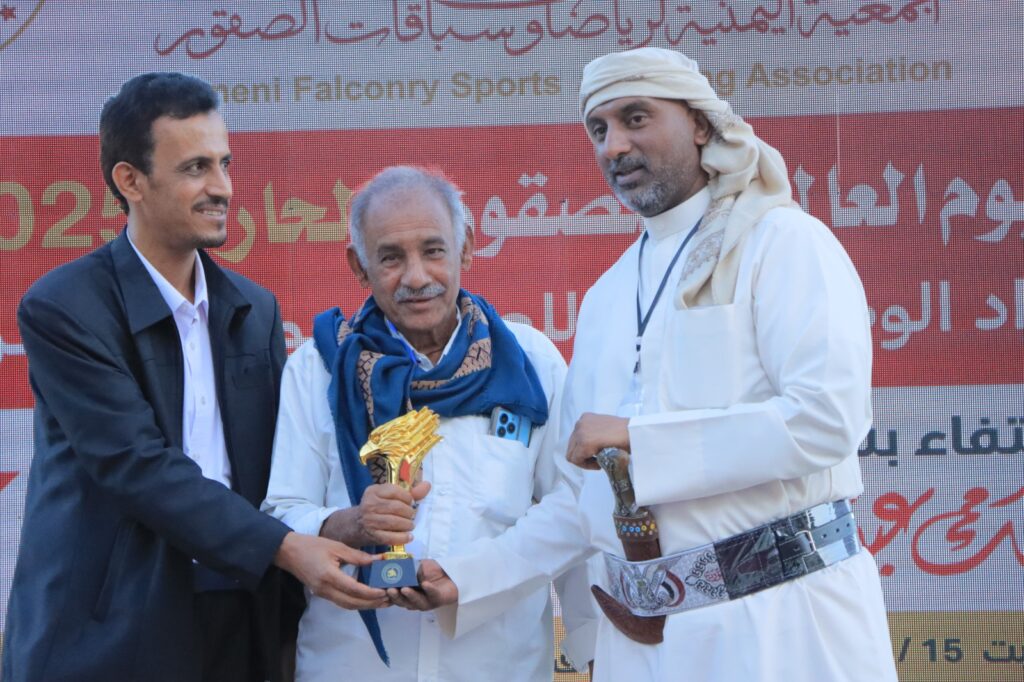 في اليوم العالمي للصقور .. حضرموت تحتضن احتفالية الحارث ٢٠٢٥ وسط حضور رسمي وقبلي واهتمام عربي واسع في اليوم العالمي للصقور .. حضرموت تحتضن احتفالية الحارث ٢٠٢٥ وسط حضور رسمي وقبلي واهتمام عربي واسع