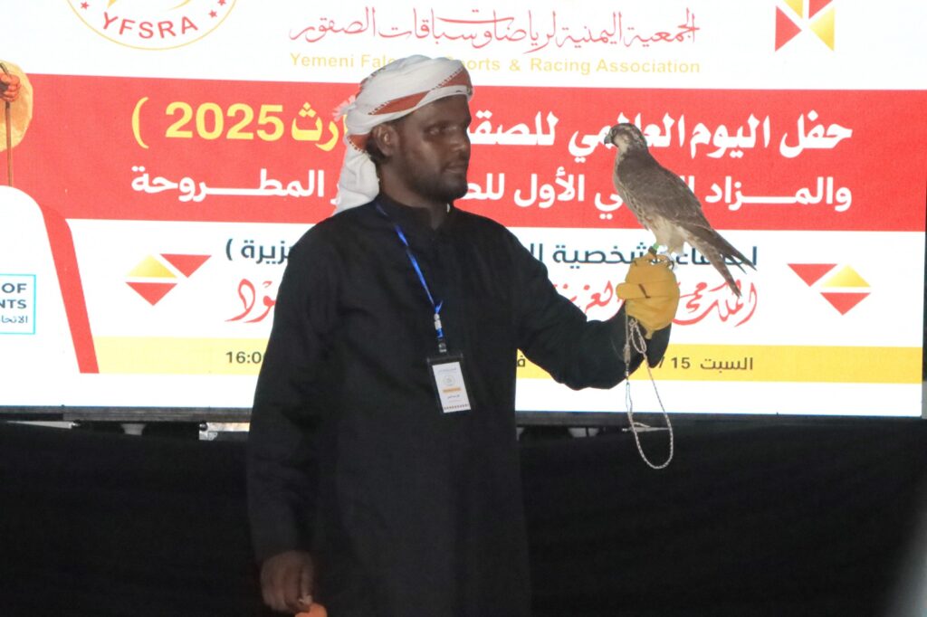 في اليوم العالمي للصقور .. حضرموت تحتضن احتفالية الحارث ٢٠٢٥ وسط حضور رسمي وقبلي واهتمام عربي واسع في اليوم العالمي للصقور .. حضرموت تحتضن احتفالية الحارث ٢٠٢٥ وسط حضور رسمي وقبلي واهتمام عربي واسع