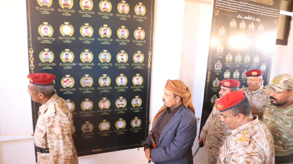 محافظ حضرموت يشهد عرضاً عسكرياً رمزياً للواء 23 "ميكا" خلال جولة تفقدية بمعسكر الجلاء محافظ حضرموت يشهد عرضاً عسكرياً رمزياً للواء 23 "ميكا" خلال جولة تفقدية بمعسكر الجلاء