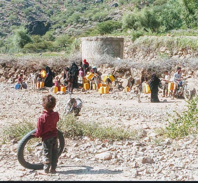 جفاف يهدّد الحياة في قرى الأزارق بالضالع… والأهالي يطلقون نداء استغاثة لتأمين مياه الشرب جفاف يهدّد الحياة في قرى الأزارق بالضالع… والأهالي يطلقون نداء استغاثة لتأمين مياه الشرب