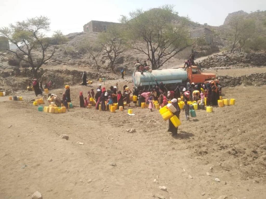 جفاف يهدّد الحياة في قرى الأزارق بالضالع… والأهالي يطلقون نداء استغاثة لتأمين مياه الشرب جفاف يهدّد الحياة في قرى الأزارق بالضالع… والأهالي يطلقون نداء استغاثة لتأمين مياه الشرب