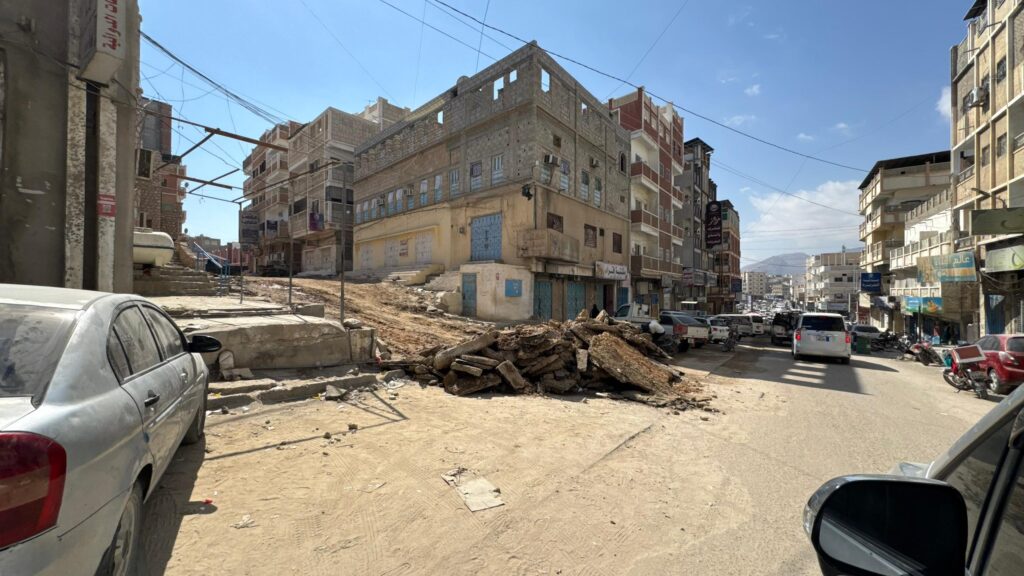 المحافظ بن ماضي يتفقد شوارع ديس المكلا ويشدد على سرعة إنجاز الطرق الجانبية للمرحلة الثانية لخور المكلا ورصف الشوارع الداخلية المحافظ بن ماضي يتفقد شوارع ديس المكلا ويشدد على سرعة إنجاز الطرق الجانبية للمرحلة الثانية لخور المكلا ورصف الشوارع الداخلية