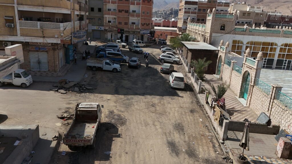 المحافظ بن ماضي يتفقد شوارع ديس المكلا ويشدد على سرعة إنجاز الطرق الجانبية للمرحلة الثانية لخور المكلا ورصف الشوارع الداخلية المحافظ بن ماضي يتفقد شوارع ديس المكلا ويشدد على سرعة إنجاز الطرق الجانبية للمرحلة الثانية لخور المكلا ورصف الشوارع الداخلية