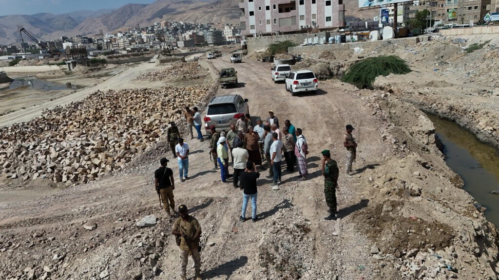 المحافظ بن ماضي يتفقد شوارع ديس المكلا ويشدد على سرعة إنجاز الطرق الجانبية للمرحلة الثانية لخور المكلا ورصف الشوارع الداخلية المحافظ بن ماضي يتفقد شوارع ديس المكلا ويشدد على سرعة إنجاز الطرق الجانبية للمرحلة الثانية لخور المكلا ورصف الشوارع الداخلية