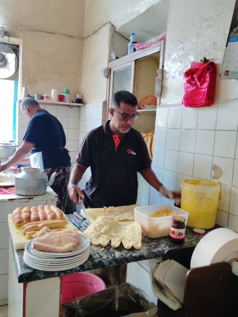 مقهى هادي.. نكهة الماضي وذوق الحاضر في قلب مدينة المكلا مقهى هادي.. نكهة الماضي وذوق الحاضر في قلب مدينة المكلا