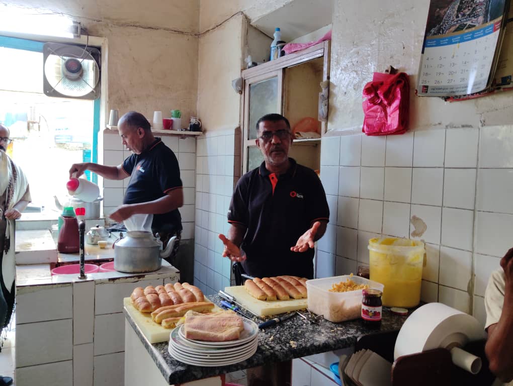 مقهى هادي.. نكهة الماضي وذوق الحاضر في قلب مدينة المكلا مقهى هادي.. نكهة الماضي وذوق الحاضر في قلب مدينة المكلا