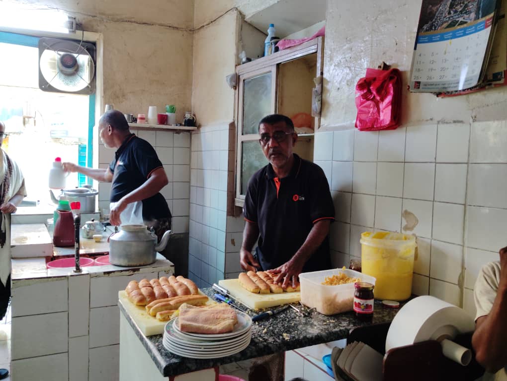 مقهى هادي.. نكهة الماضي وذوق الحاضر في قلب مدينة المكلا مقهى هادي.. نكهة الماضي وذوق الحاضر في قلب مدينة المكلا